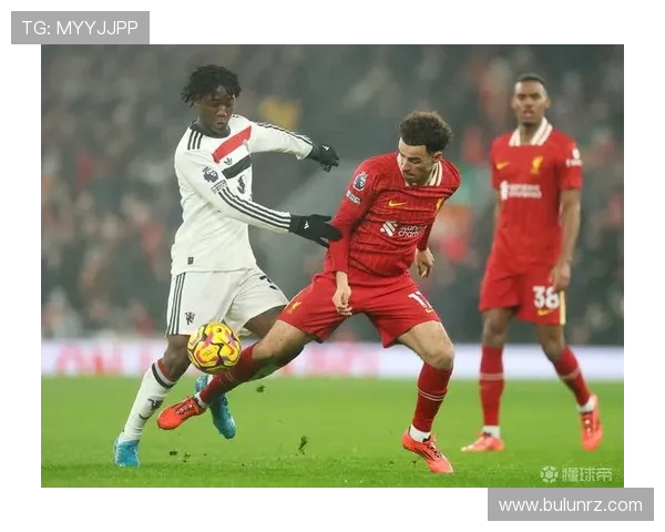 范德芬全场贡献关键传球解围五次 帮助球队对抗利物浦并收获黄牌